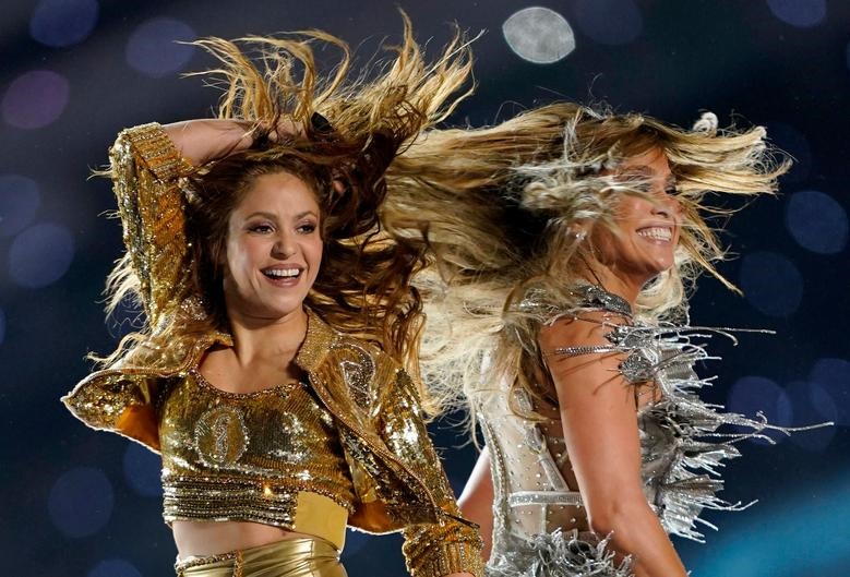 Jennifer Lopez và Shakira biểu diễn trong chương trình giải lao cho Super Bowl LIV giữa hai người đứng đầu thành phố Kansas và San Francisco 49ers ở Miami, Florida, ngày 2 tháng 2 năm 2020. Hai người mang sức mạnh ngôi sao Latina đến buổi trình diễn, báo hiệu những ảnh hưởng của Mỹ Latinh từ khi bắt đầu, khi Shakira chào khán giả bằng tiếng Tây Ban Nha với “Hola,