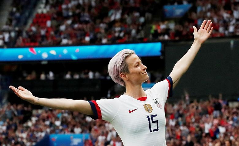 Megan Rapinoe của Hoa Kỳ ăn mừng ghi bàn thắng đầu tiên của họ chống lại Pháp trong trận chung kết World Cup nữ tại Paris, Pháp, ngày 28 tháng 6 năm 2019. REUTERS