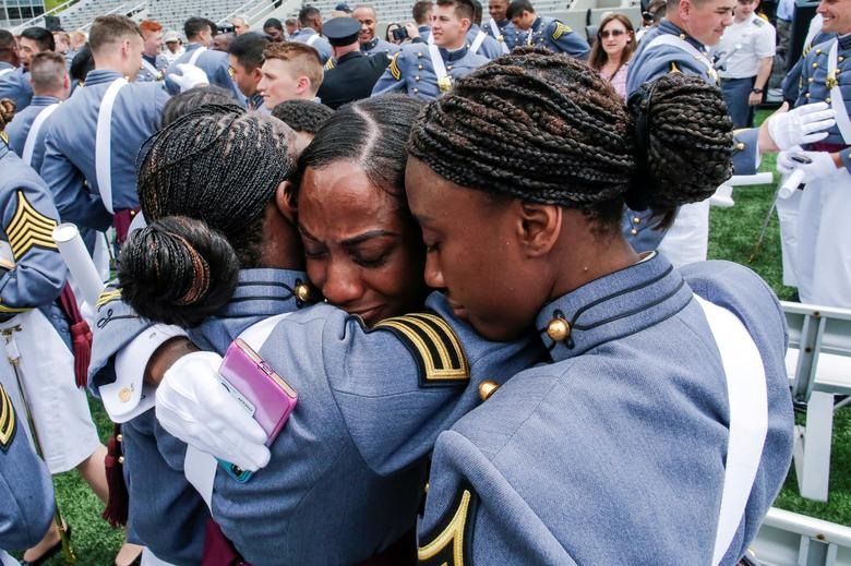 phụ nữ người Mỹ gốc Phi của Học viện quân sự Hoa Kỳ ăn mừng khi kết thúc buổi lễ bắt đầu ở West Point, New York, ngày 25 tháng 5 năm 2019.