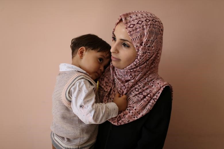 Một phụ nữ Palestine bế một đứa trẻ tại trung tâm y tế của UNRWA trong trại Rafah ở phía nam Dải Gaza, ngày 3 tháng 9 năm 2019.
