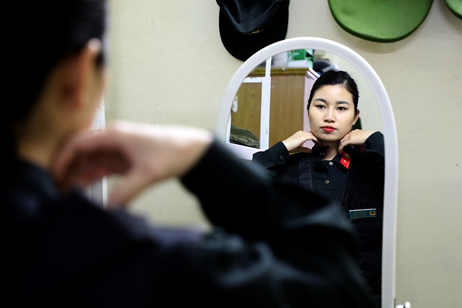Bắt đầu một ngày mới của Thiếu úy Lương Thị Thu (Đại đội 2, Tiểu đoàn Cảnh sát Đặc nhiệm, Công an Thành phố Hà Nội) không khác gì so với các đấng nam nhi trong đơn vị. Sau khi chỉnh đốn quân phục, Cô gái sinh năm 1994 lại bắt đầu một ngày làm việc và luyện tập vất vả cùng với các đồng đội của mình.