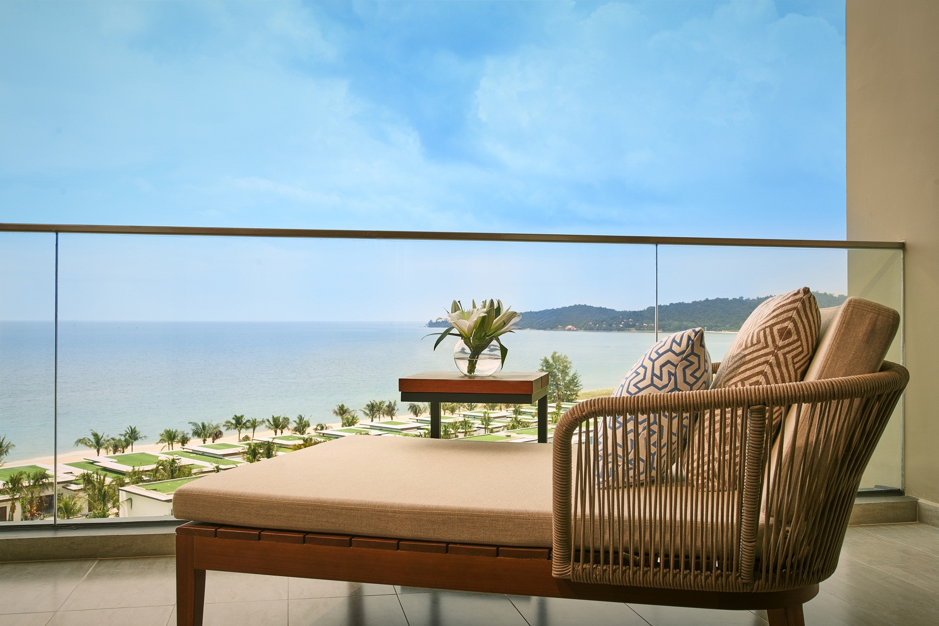 Từ ban công căn hộ khách sạn Mövenpick Resort Waverly Phú Quốc, du khách có thể phóng tầm mắt chiêm ngưỡng toàn bộ cảnh đẹp của bãi Ông Lang