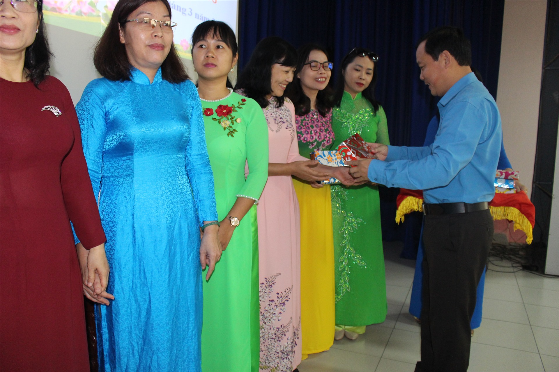 Phó Chủ tịch LĐLĐ tỉnh Long An - ông Hồ Văn Xuân - tặng quà cho cán bộ nữ dự hội nghị. Ảnh: K.Q