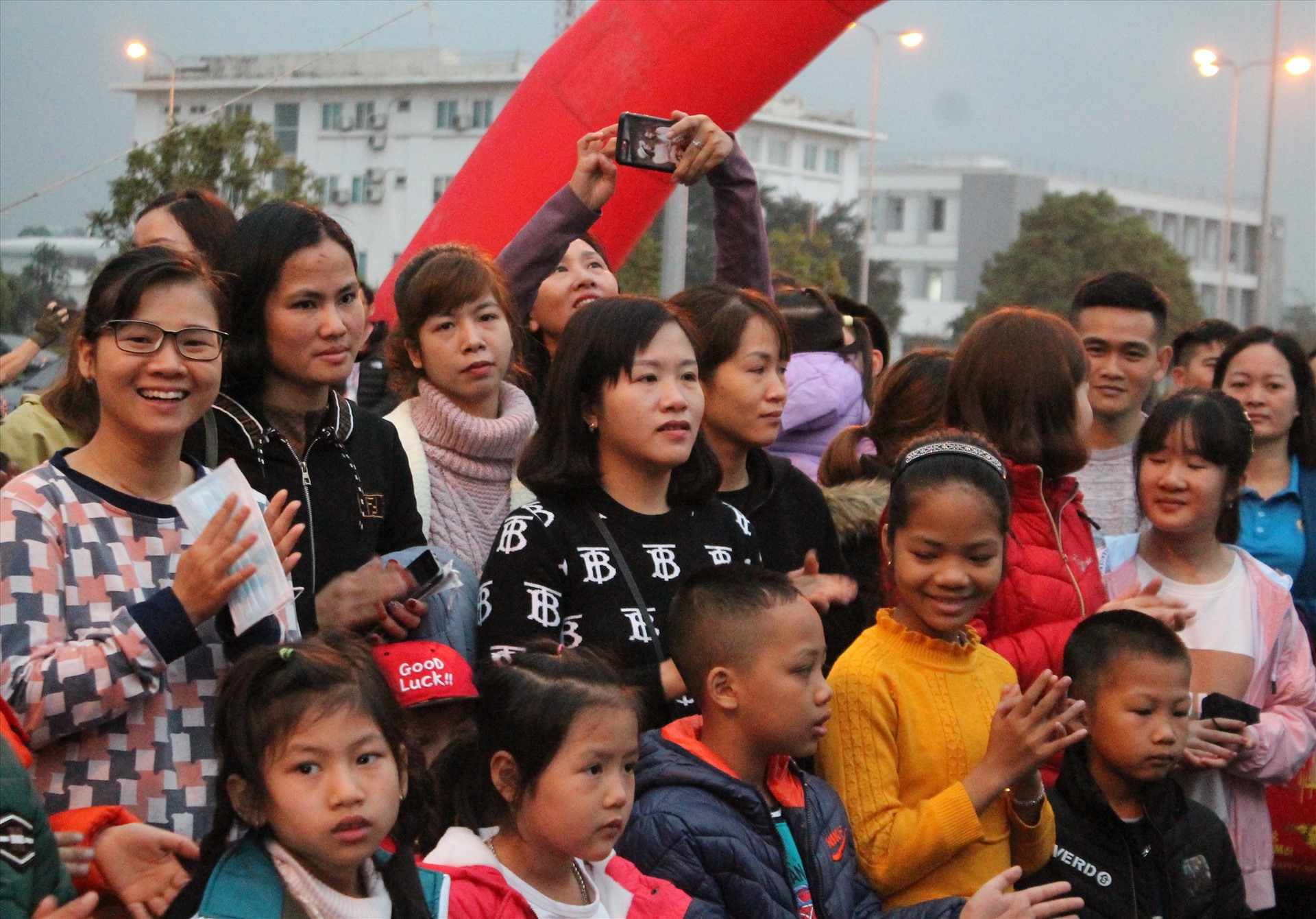 Hàng chục nghìn lượt lao động nữ được tặng quà, trợ cấp, hỗ trợ vé xe về quê đón Tết. Ảnh MD