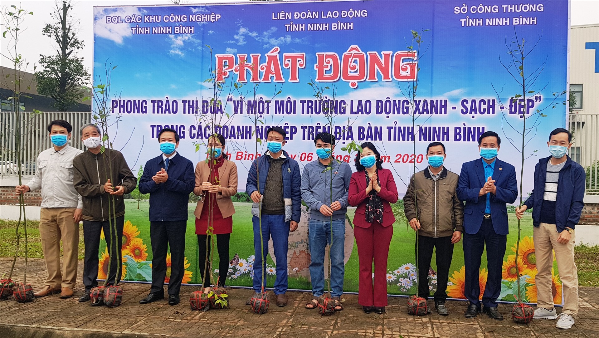 LĐLĐ tỉnh Ninh Bình tặng cây cho các doanh nghiệp. Ảnh: NT