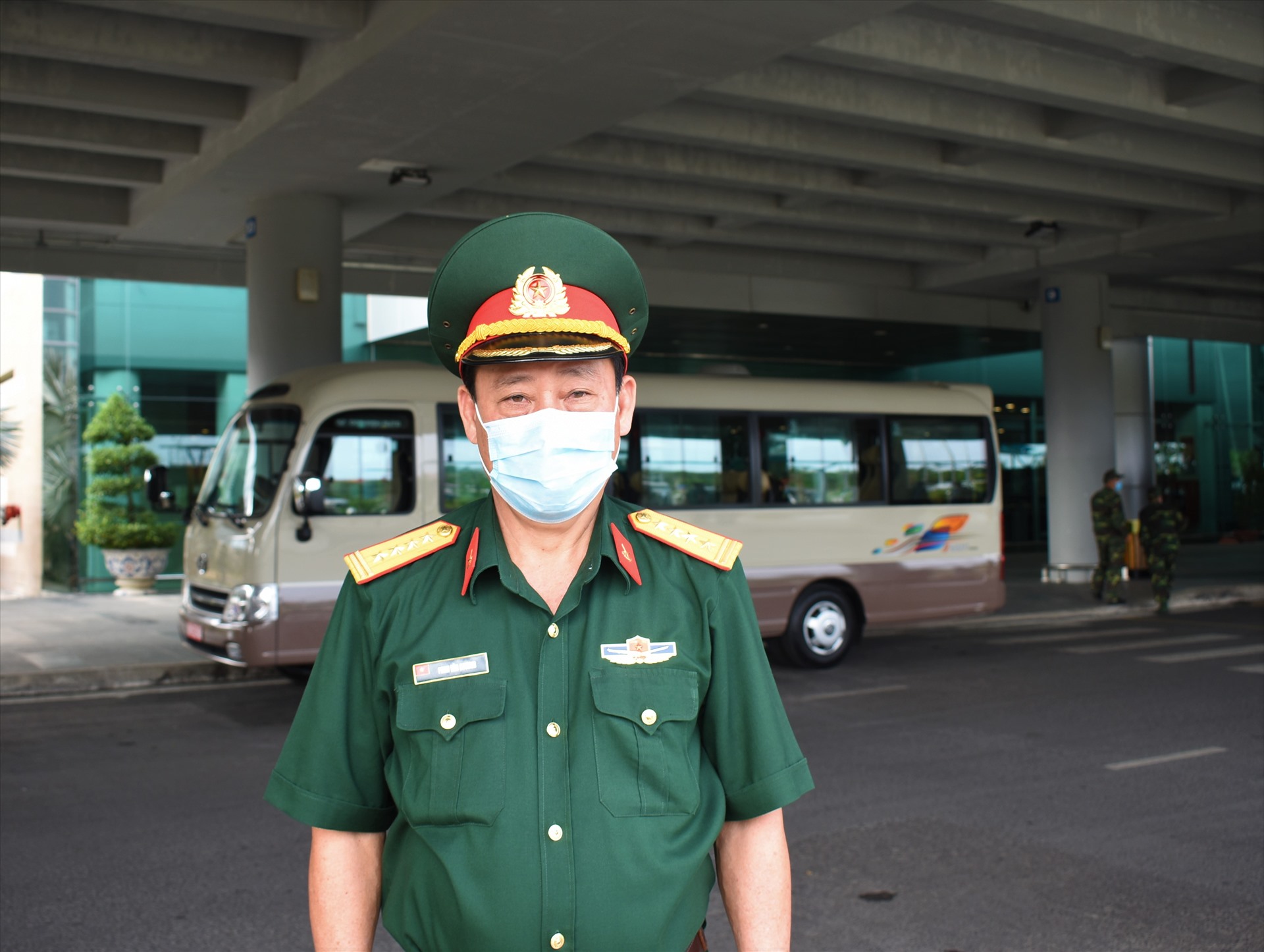 Đại tá Phan Văn Chương - Cục phó Cục hậu cần Bộ tư lệnh Quân khu 9 chỉ huy tại sân bay Cần Thơ đưa đón hành khách từ Hàn Quốc về Cần Thơ đến khu cách ly. Ảnh: Thành Nhân