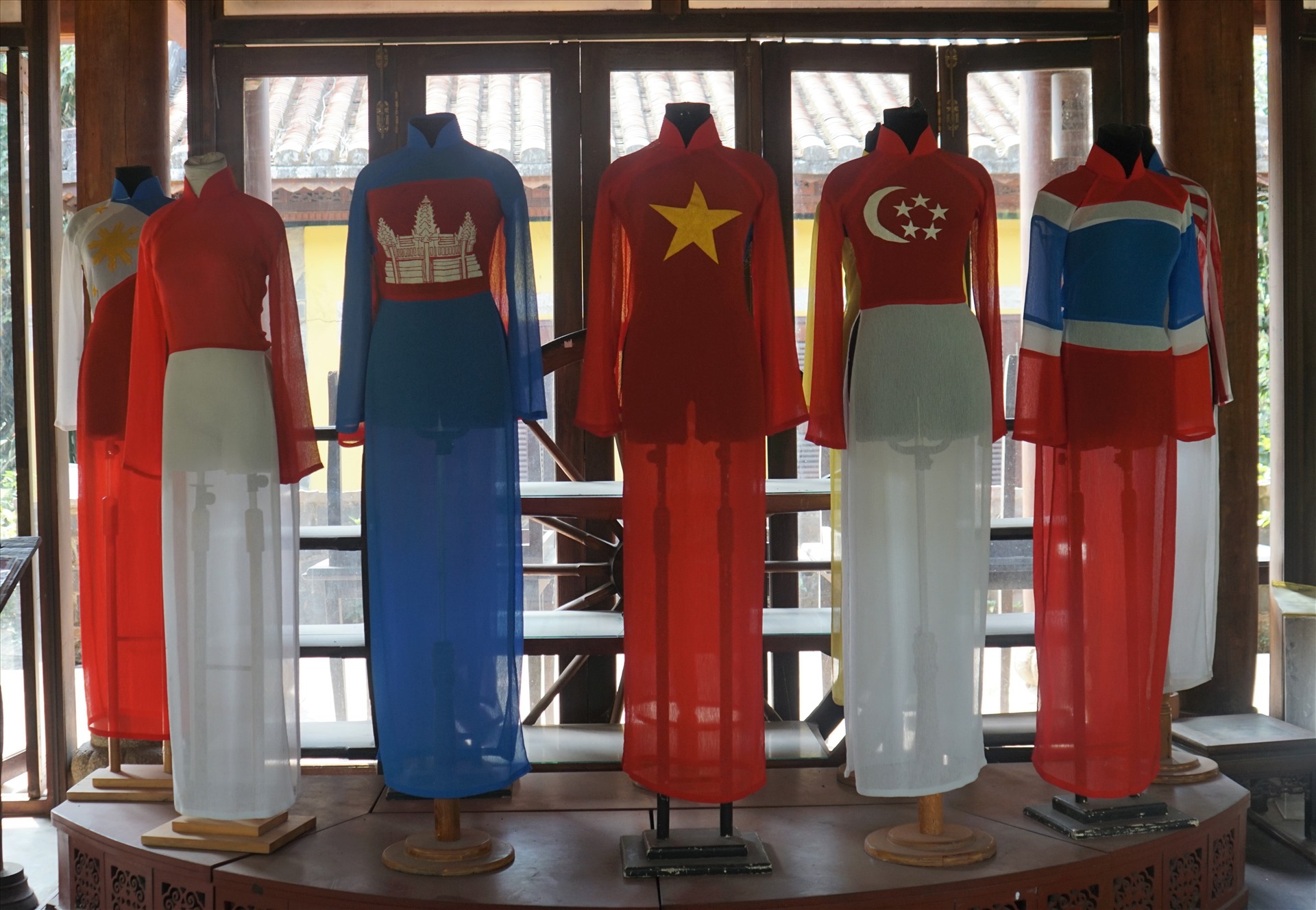 Giữa nhịp sống hối hả ở Sài Gòn, có một nơi lưu giữ bản sắc dân tộc Việt Nam qua tà áo dài. Nơi đây chính là Bảo tàng áo dài Việt Nam, tọa lạc trên cù lao Phường Long Phước, Quận 9, TPHCM với hệ sinh thái sạch và xanh đặc trưng của vùng sông nước Nam Bộ.