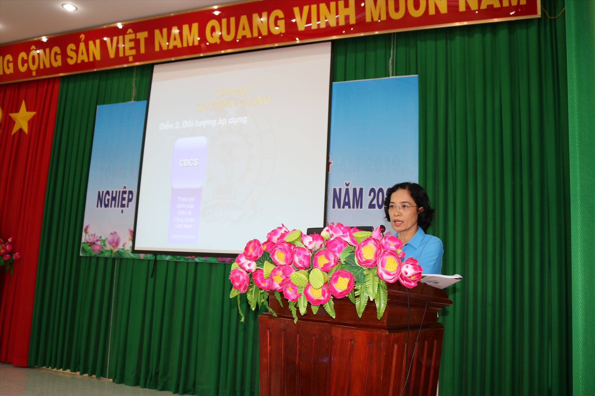 Đồng chí Đặng Thị Tuyết Trinh - Phó trưởng ban Tài chính chính LĐLĐ tỉnh Đồng Tháp chia sẻ tại lớp bồi dưỡng. Ảnh: LN