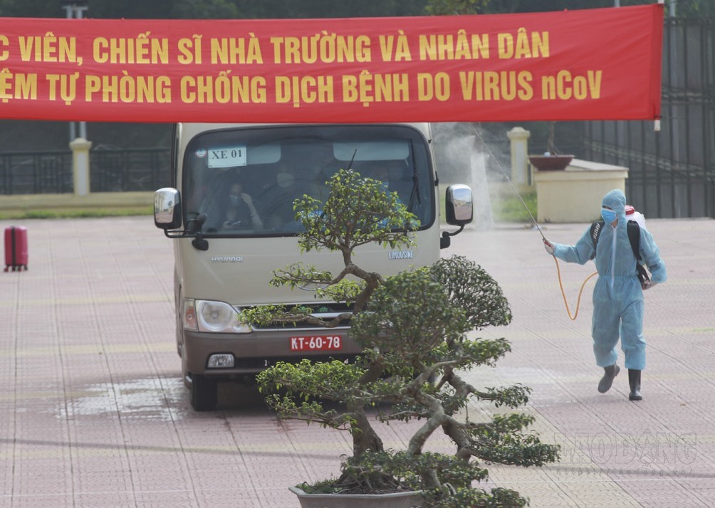 Nhân viên y tế thực hiện việc tiêu độc - khử trùng xe tại Trường Quân sự - Bộ Tư lệnh Thủ đô Hà Nội. Ảnh: TV