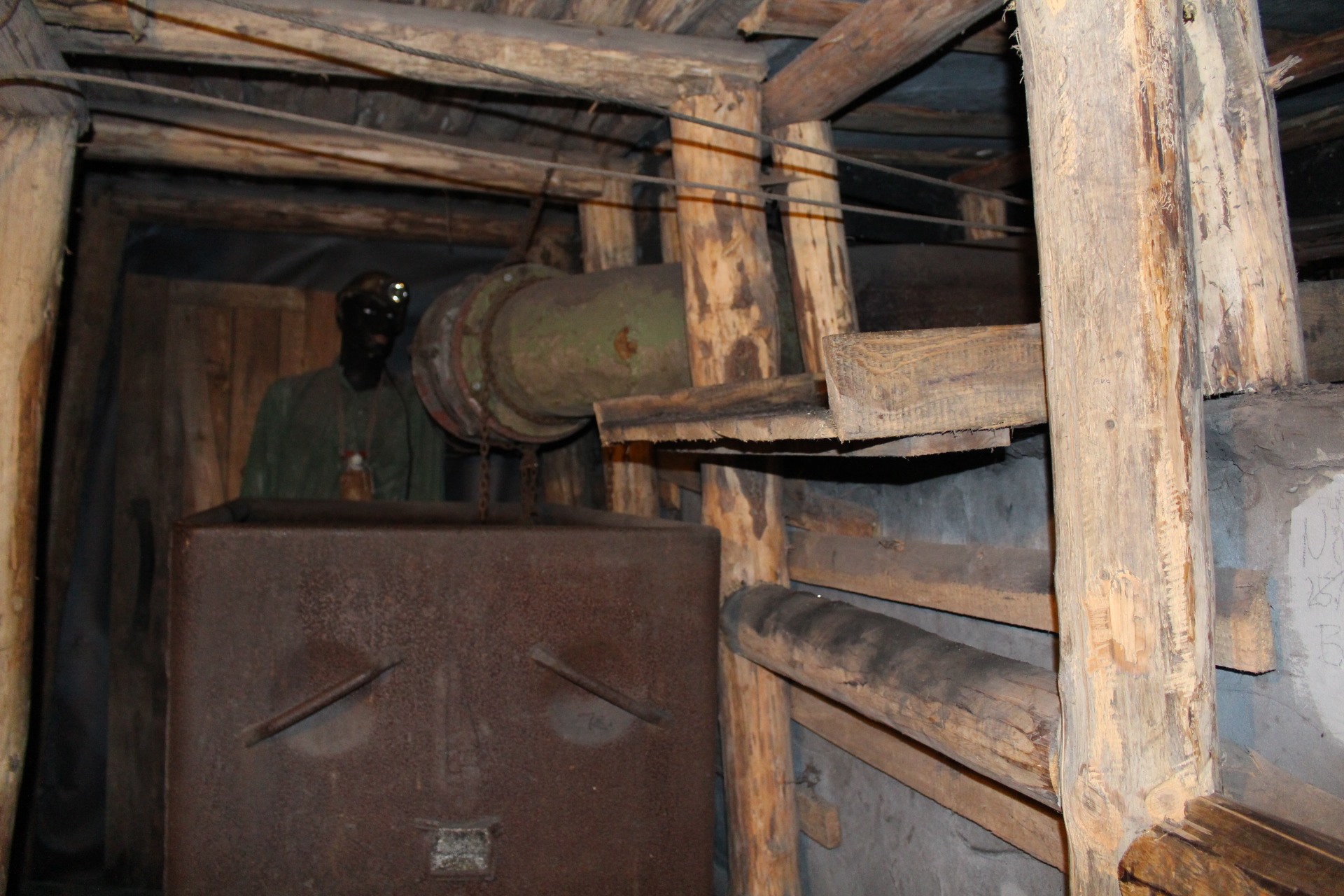 Thợ mỏ trong một khe hầm lò.