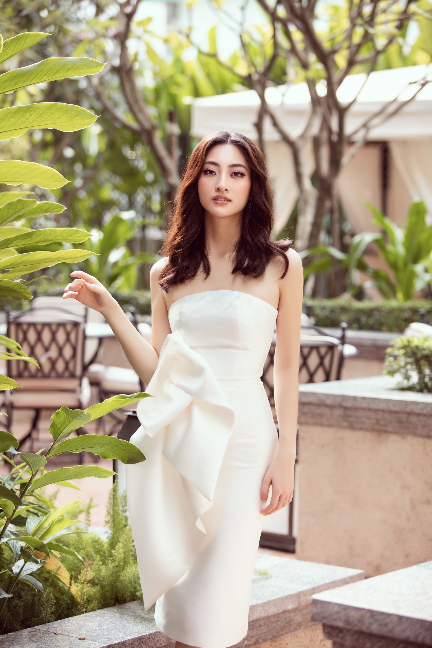 Khác với đàn chị, Lương Thuỳ Linh lại lựa chọn thiết kế đơn giản đến từ NTK Hà Thanh Huy. Chiếc váy trắng ôm sát body cách điệu ở phần hông đã giúp tôn lên đường cong quyến rũ. Ảnh: SV.