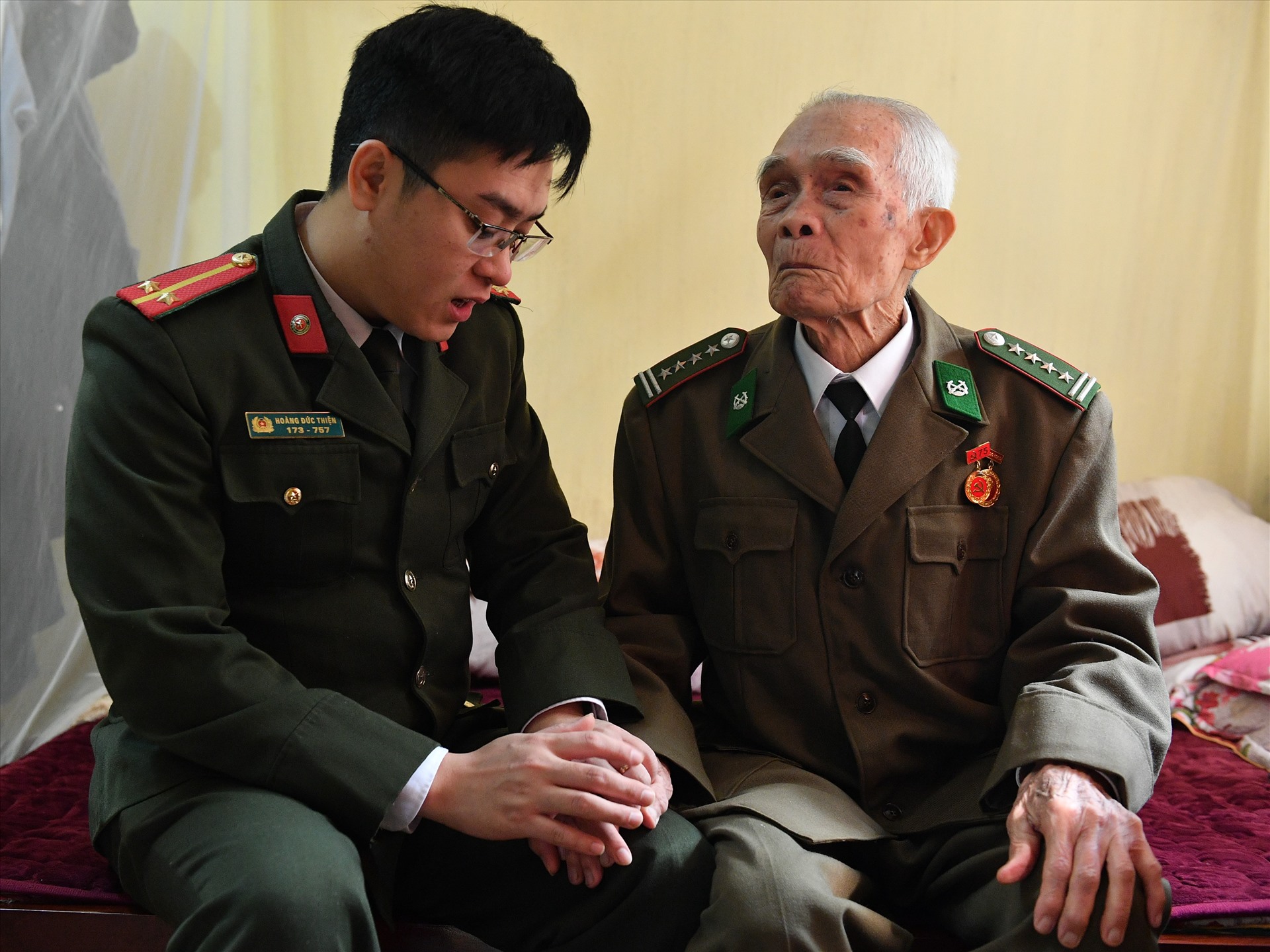 Cháu nội Hoàng Đức Thiện - trung úy Công an phòng PA03, Công an tỉnh Thái Nguyên - thích ngồi lắng nghe chuyện của ông.