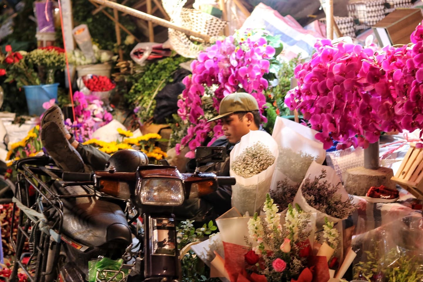 Sắp cận kề ngày 8.3 thế nhưng chợ hoa Quảng Bá còn yên ắng hơn cả ngày thường.