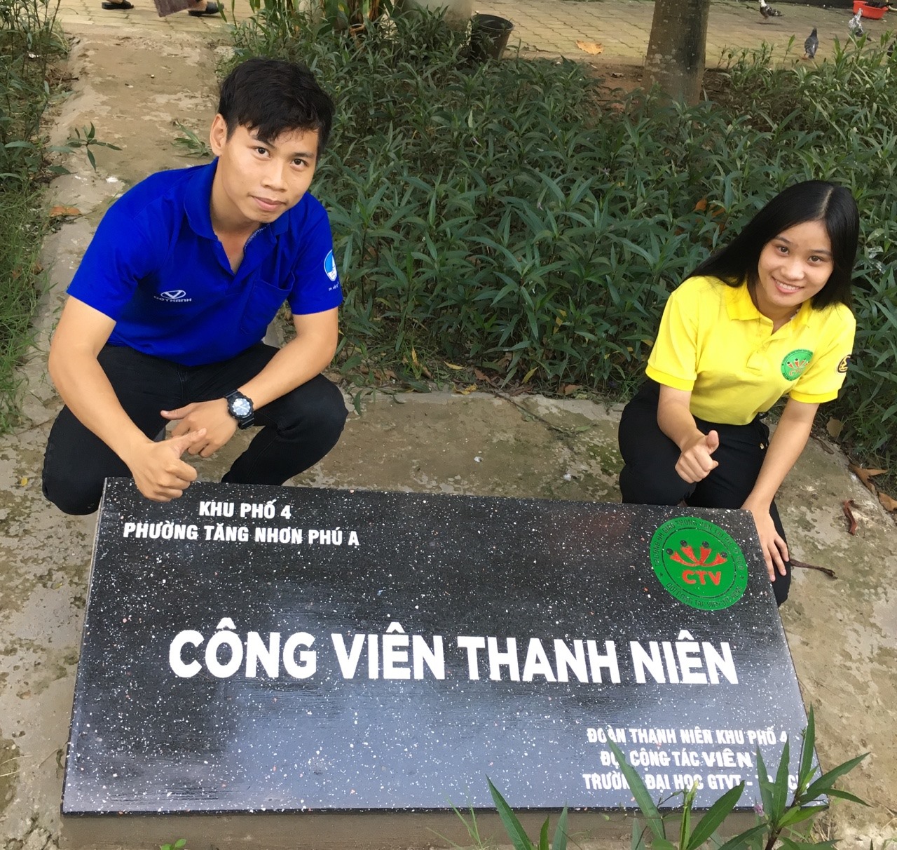 Đoàn viên thanh niên dựng bia công viên Thanh Niên tại Khu phố 4