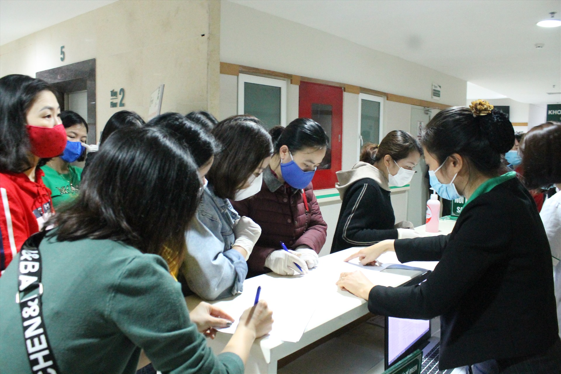 Người lao động đăng kí khám chuyên khoa sức khỏe sinh sản tại chương trình do Công đoàn Khu kinh tế Hải Phòng tổ chức. Ảnh Mai Dung