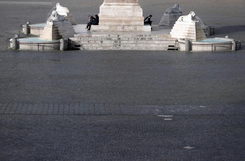 Mọi người ngồi tại quảng trường Piazza del Popolo ở Rome, ngày 5 tháng 3.