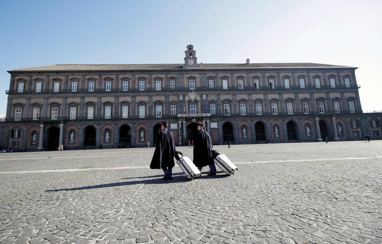 Học sinh từ trường quân sự Nunziatella đi ngang qua Cung điện Hoàng gia tại quảng trường Piazza del Plebiscito ở Naples, ngày 5 tháng 3.