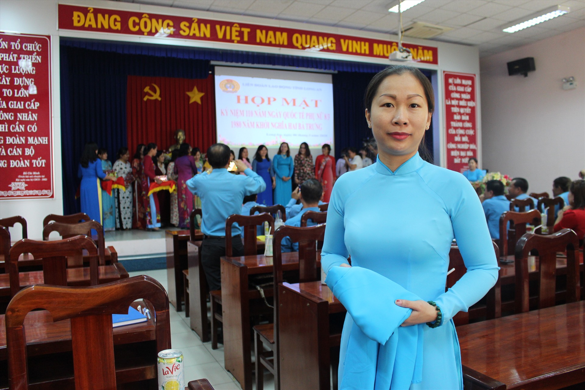 Chị Trần Thị Hồng Yến (cán bộ LĐLĐ huyện Bến Lức, tỉnh Long An) mặc áo dài màu xanh công đoàn đi dự lễ 8.3, được tặng thêm 1 bộ áo dài công đoàn khác. Ảnh: K.Q
