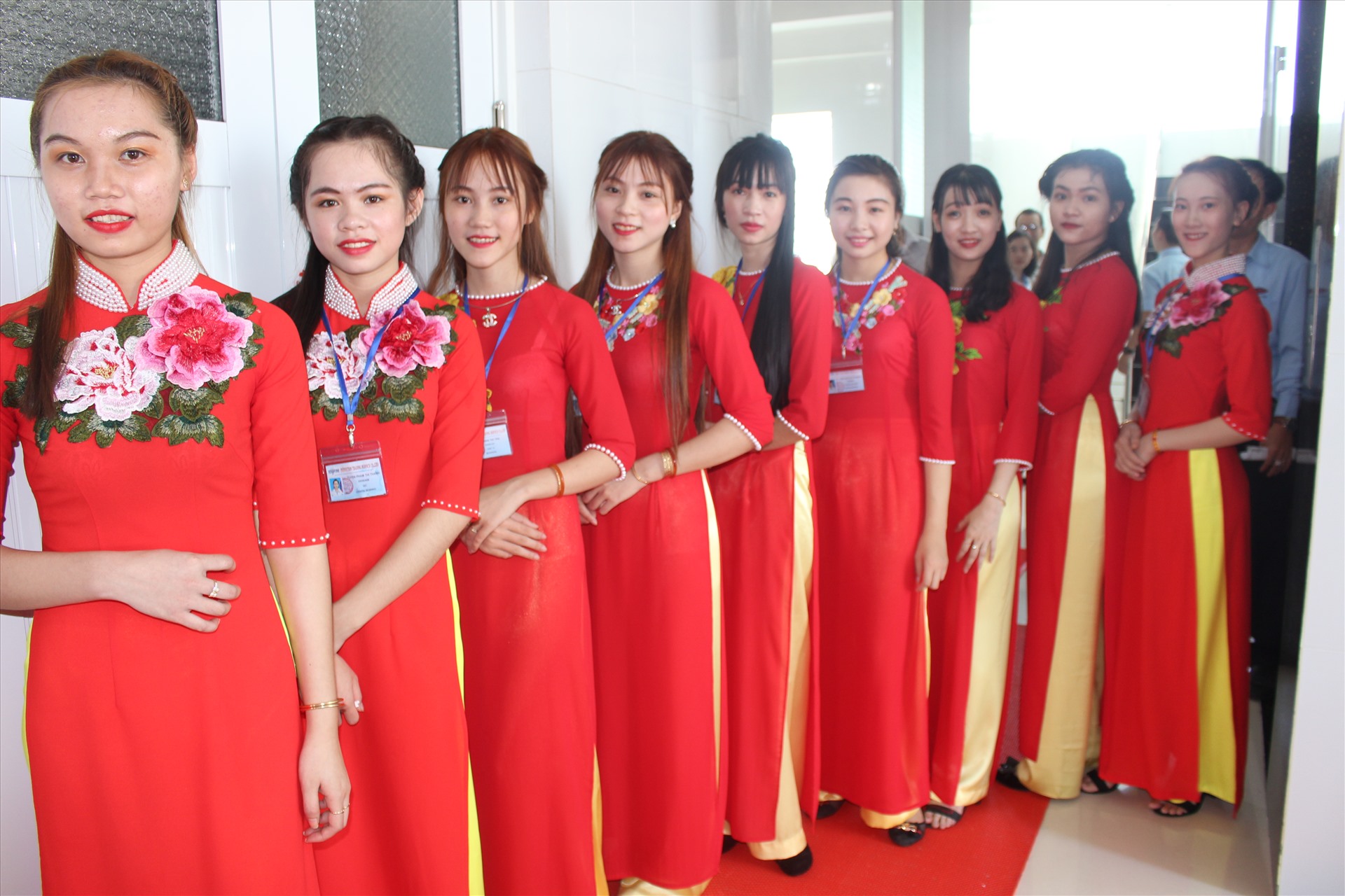 Công đoàn viên CTy TNHH Hoan Vinh (tỉnh Tiền Giang) mặc áo dài đồng phục dịp 8.3. Ảnh: K.Q