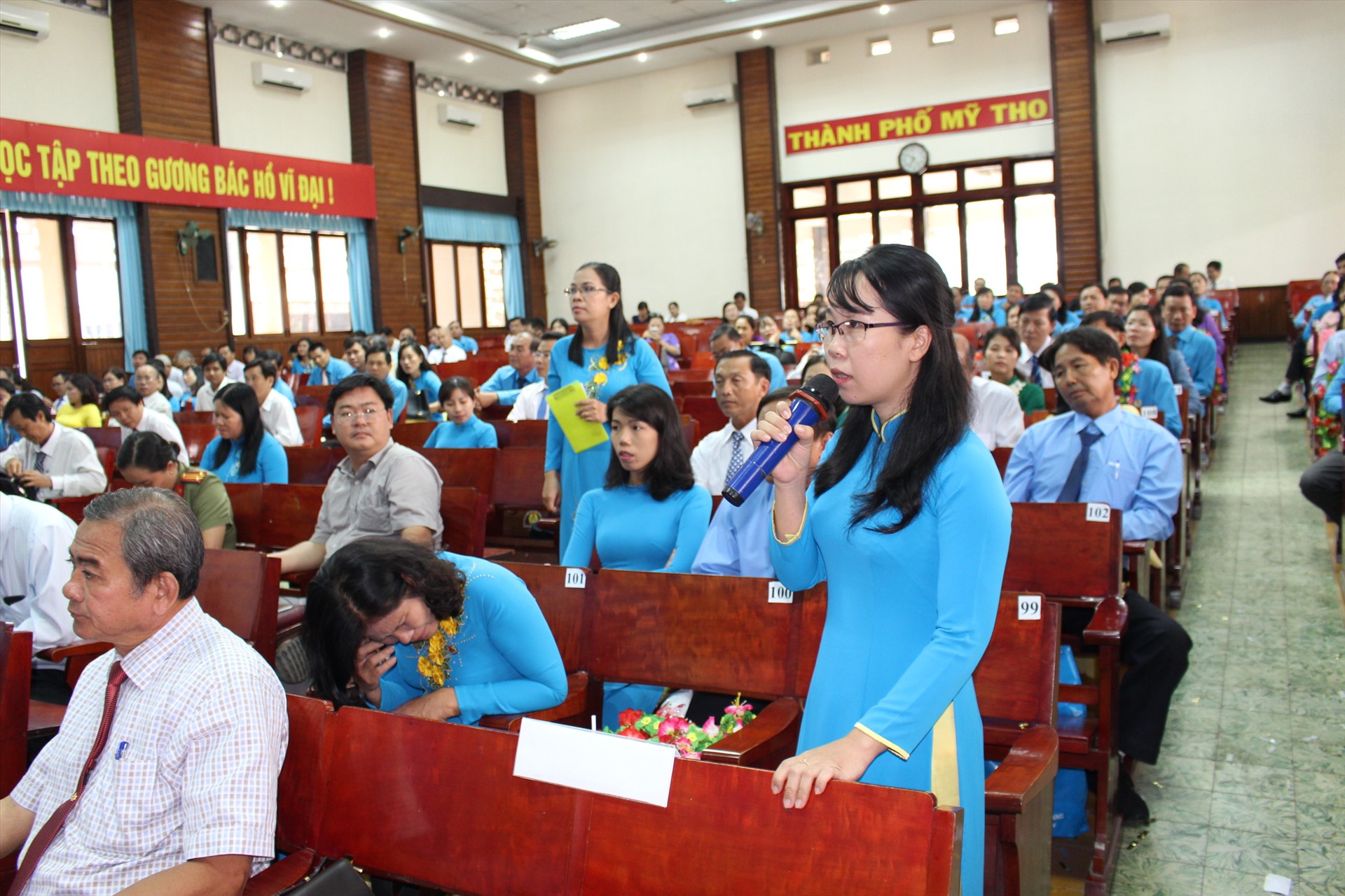 Cán bộ công đoàn nữ tỉnh Tiền Giang mặc áo dài công đoàn tại cuộc đối thoại với Chủ tịch UBND tỉnh. Ảnh: K.Q