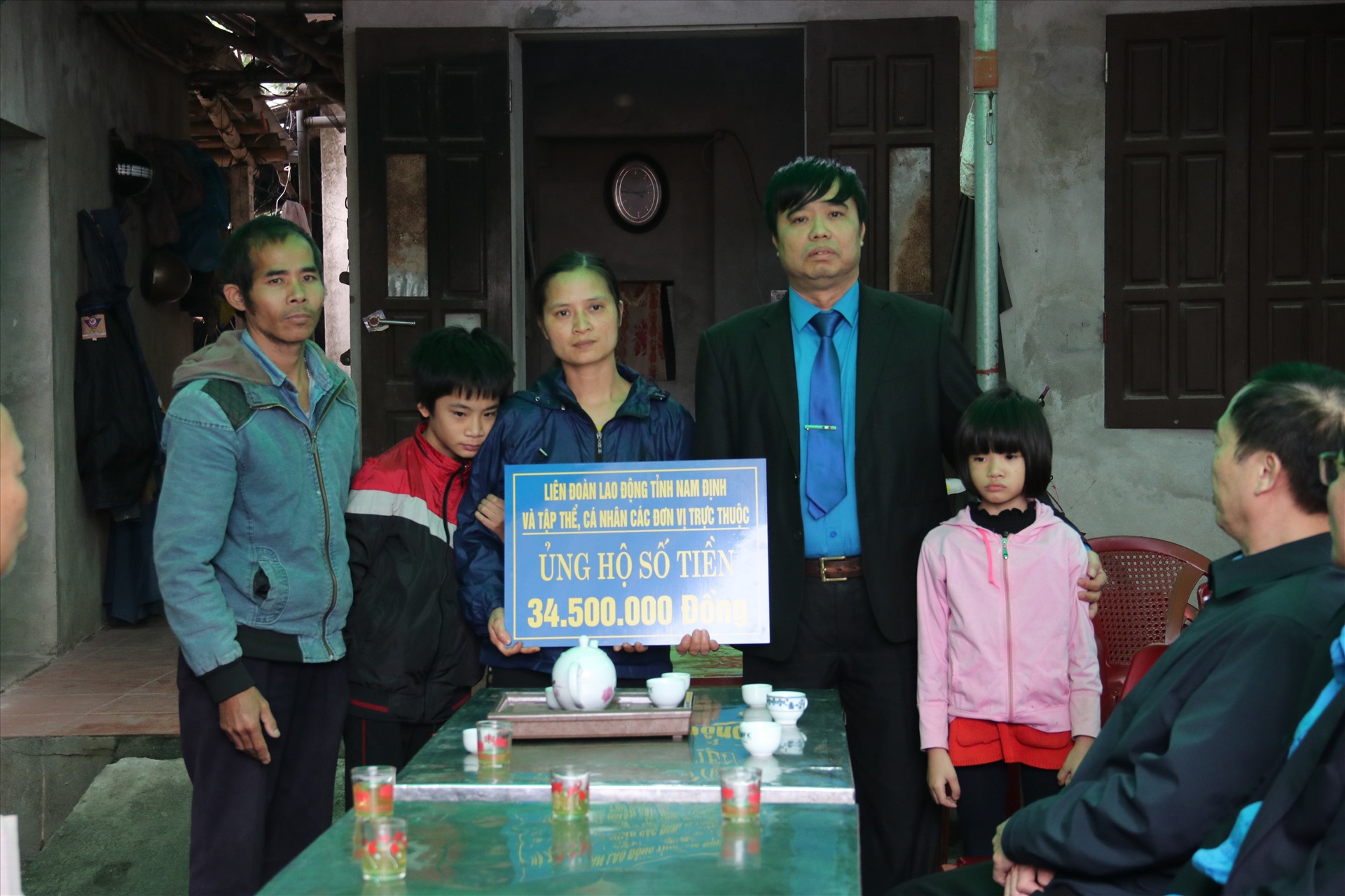 Đồng chí Trần Trọng Thái - Phó Chủ tịch Thường trực tỉnh Nam Định - trao tiền hỗ trợ cho gia đình chị Hảo.