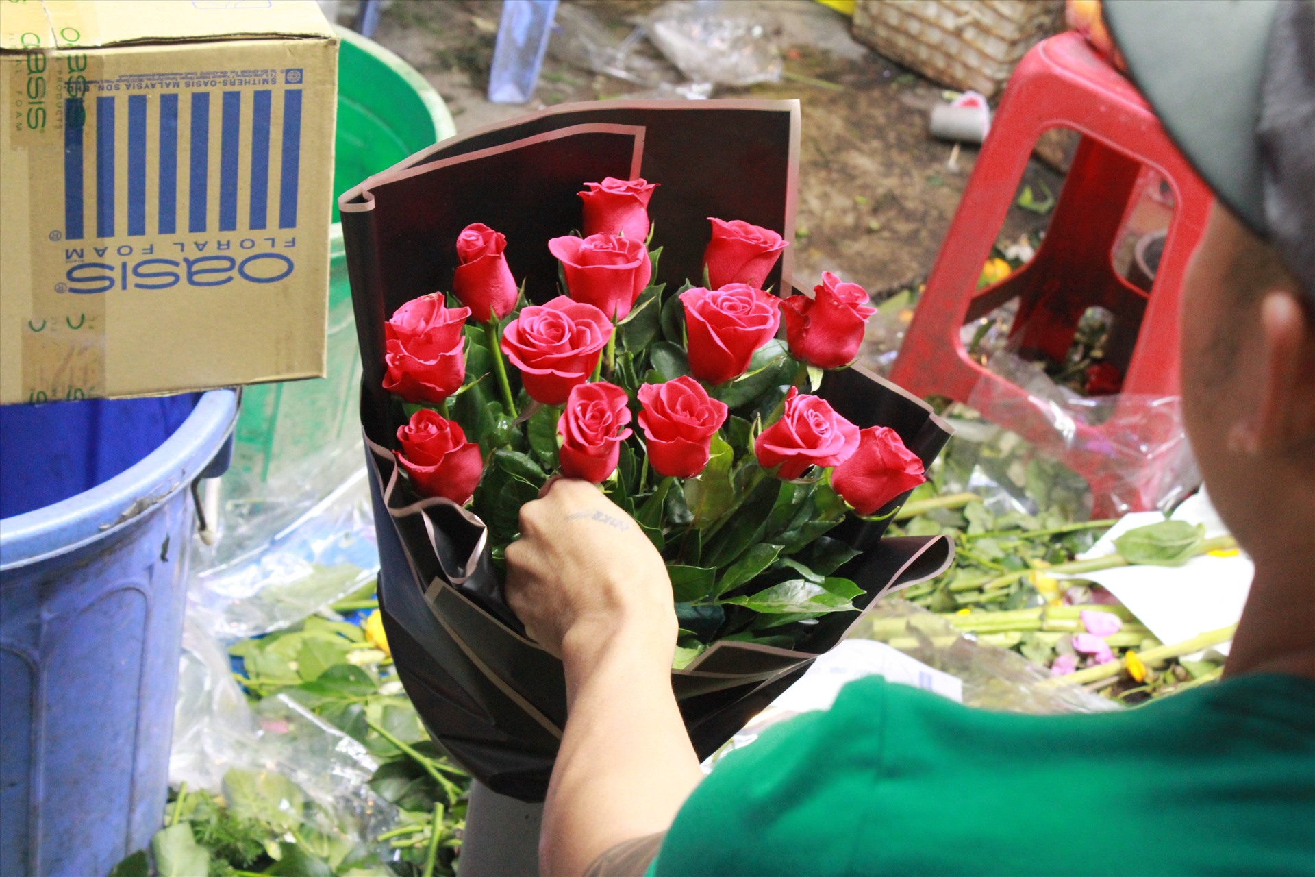 Để sản xuất một bó hoa “Siêu to khổng lồ” trung bình sẽ mất khoảng 40 đến 60 phút.