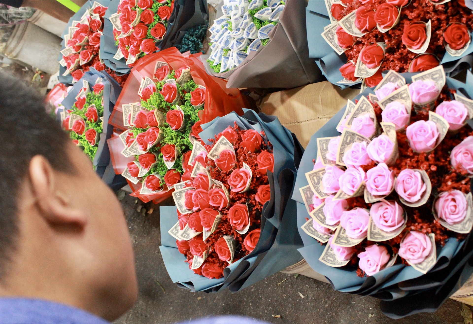 Ngoài những bó hoa “Siêu to khổng lồ” ra thì thị trường hoa trong năm nay cũng ghi nhận nhiều bó hoa có hình thù độc, lạ.