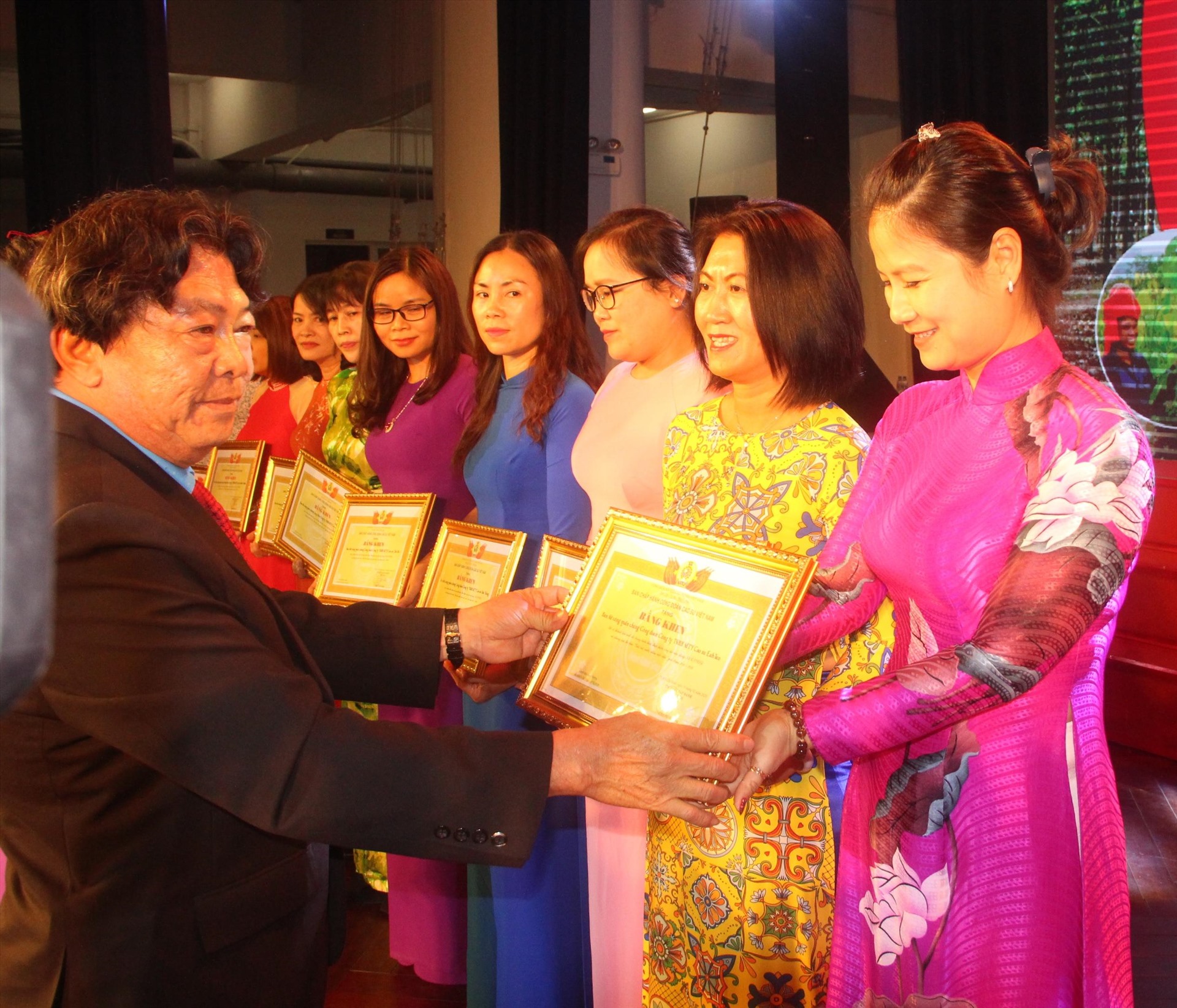 Ông Phan Mạnh Hùng, Chủ tịch Công đoàn Caosu Việt Nam, tặng Bằng khen cho các nữ CNVCLĐ có thành tích xuất sắc trong thi đua lao động, sản xuất. Ảnh Nam Dương