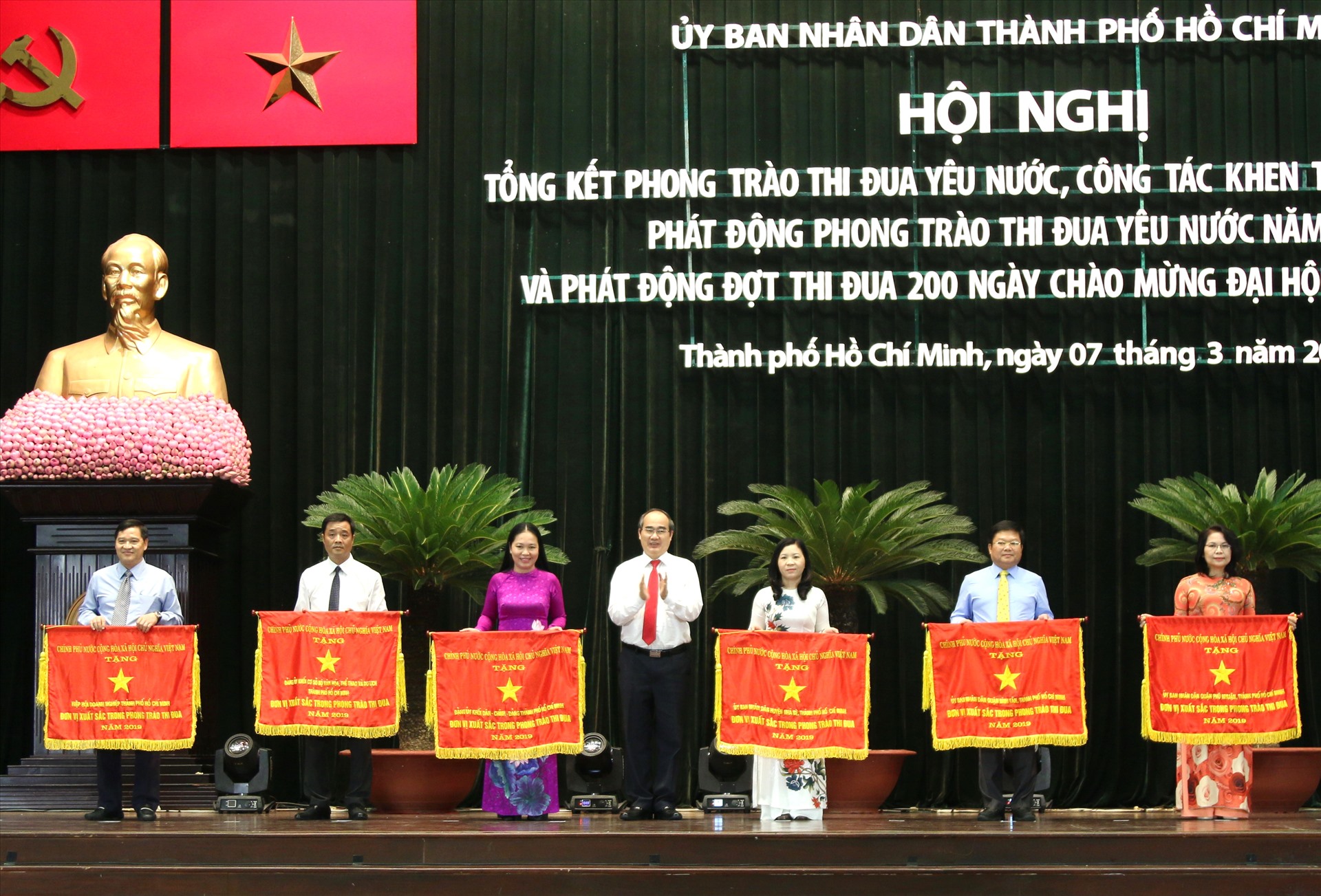 Bí thư Nguyễn Thiện Nhân đại diện trao tặng cờ thi đua của Chính phủ cho các tập thể có thành tích xuất sắc.  Ảnh: M.Q