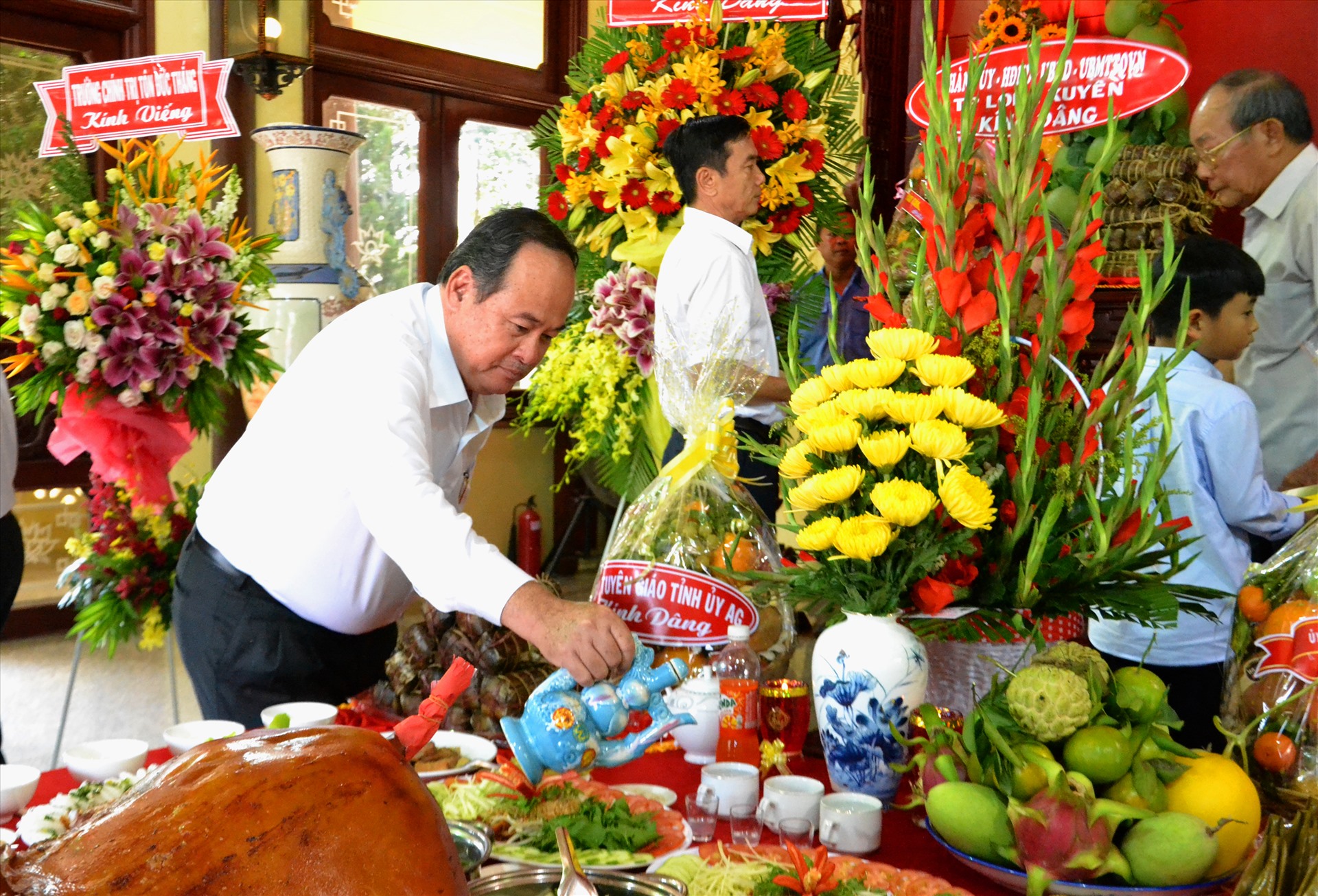Chủ tịch UBND tỉnh An Giang Nguyễn Thanh Bình thực hiện nghi thức dâng trà, nước. Ảnh: LT