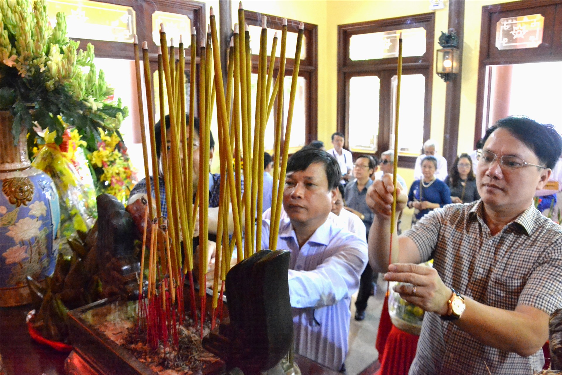 Ông Nguyễn Thanh Hải, Phó Chủ tịch LĐLĐ An Giang (thứ 2 từ phải sang) thực hiện nghi thức dâng hương Bác. Ảnh: LT