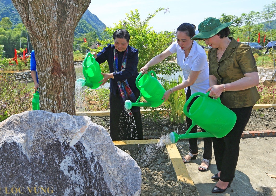 Phó Chủ tịch Thường trực Quốc hội Tòng Thị Phóng và Tổng giám đốc Đỗ Nguyệt Ánh trồng cây lưu niệm tại UBND xã Vĩnh Lạc.Ảnh: NPC