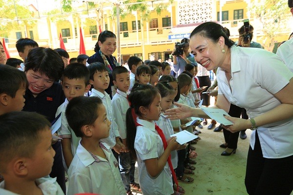 Tổng giám đốc Đỗ Nguyệt Ánh tặng 36 suất học bổng cho học sinh nghèo trường Tiểu học Vĩnh Lạc.Ảnh: NPC