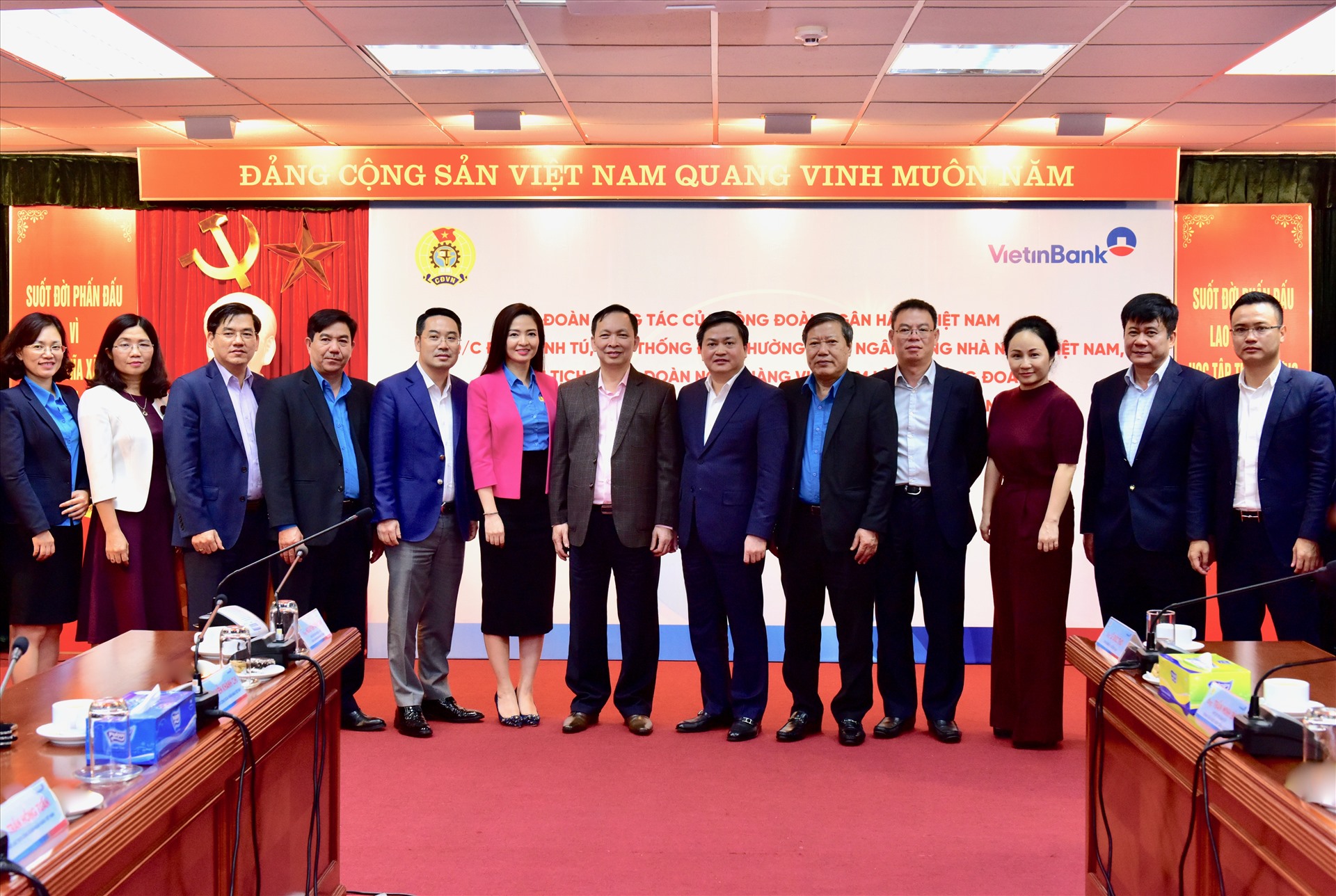 Lãnh đạo Công đoàn Ngân hàng Việt Nam chụp ảnh lưu niệm cùng các đại biểu của  Vietinbank. Ảnh: T.T