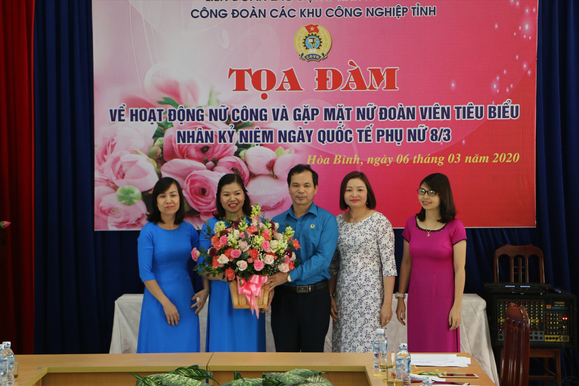 Đồng chí Nguyễn Mạnh Cương- Chủ tịch Liên đoàn Lao động tỉnh Hòa Bình tặng hoa tới các chị em tại buổi tọa đàm.