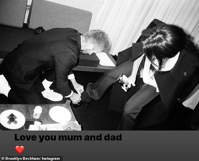 Hình ảnh David Beckham cúi xuống thắt dây giày cho vợ khiến fan bày tỏ sự ngưỡng mộ. Ảnh: T. L.