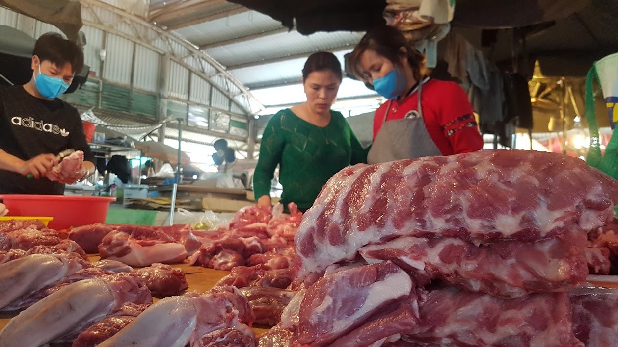 Giá thịt lợn đã về mức bình thường, dù hôm qua có nơi hét đến 300.000 đồng/kg. Ảnh: Kh.V