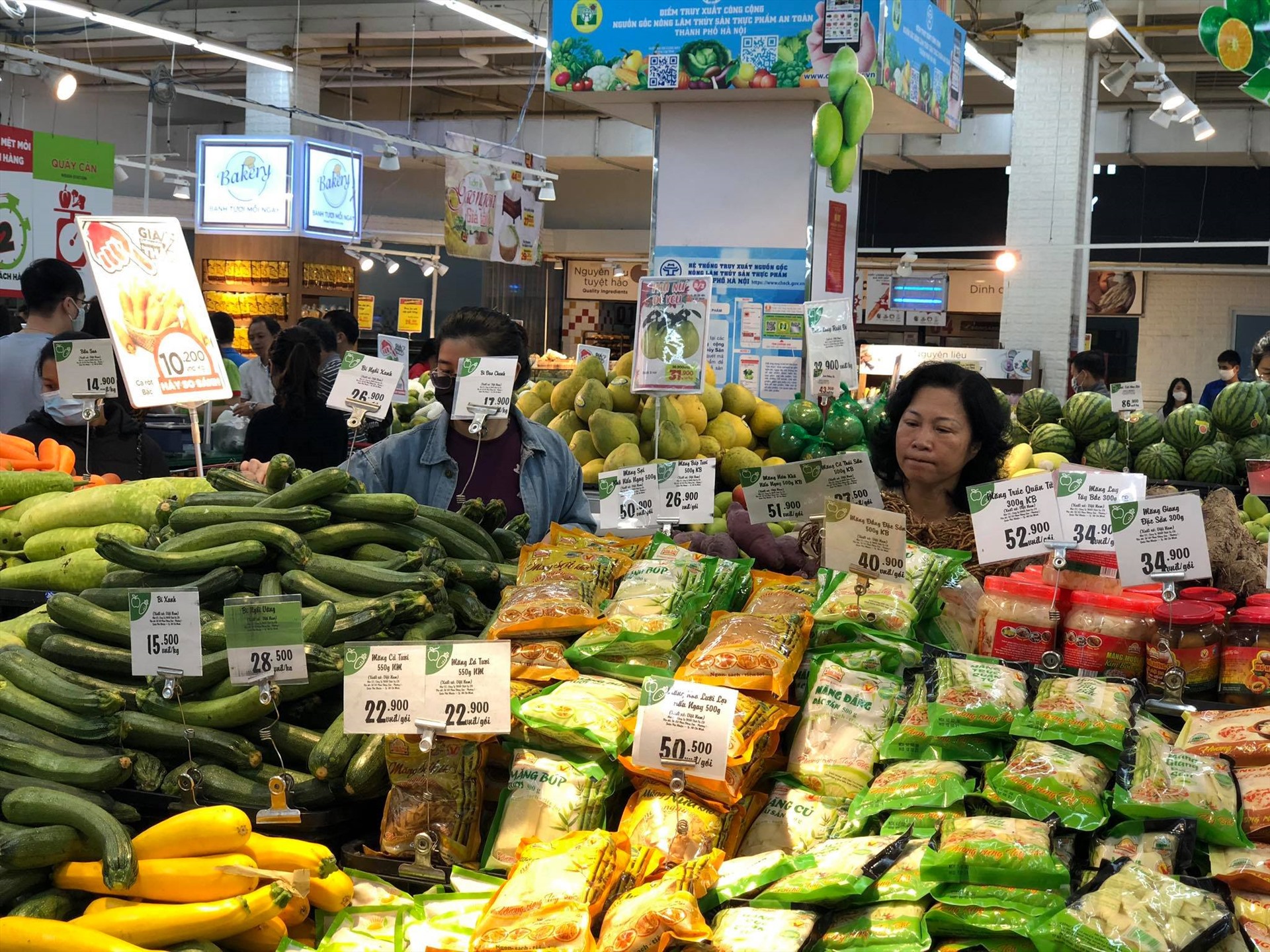 Siêu thị Hà Nội đầy ắp hàng hoá, không còn cảnh đổ xô đi mua hàng dự trữ