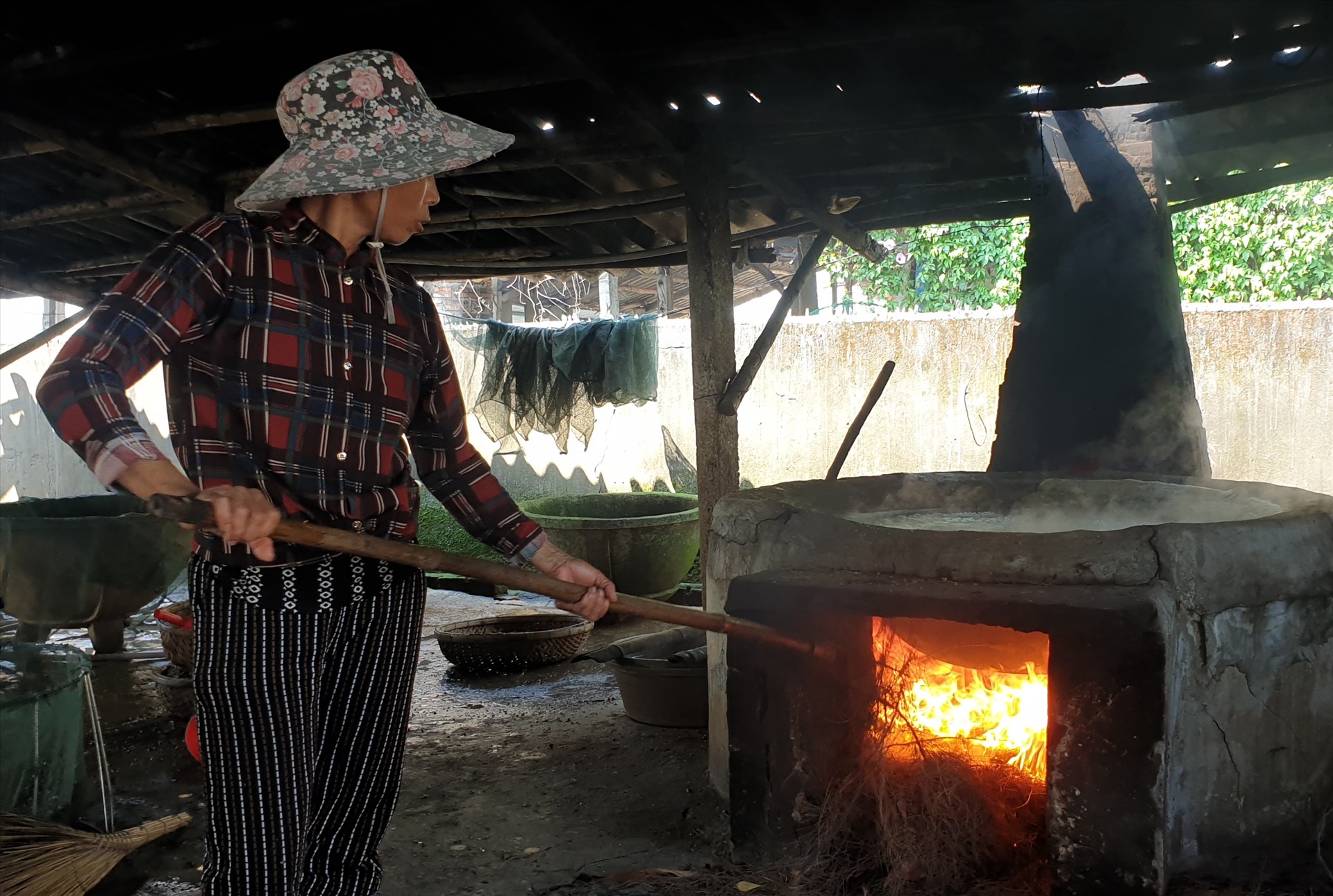 Hiện nay, thôn Tân Phú có khoảng 200 hộ gia đình theo nghề cào, 7 cơ sở trực tiếp sản xuất hến ra thị trường. Các cơ sở ở đây hoạt động theo hình thức nhỏ lẻ, sử dụng nguyên liệu chính là hến tươi cào dưới sông lên chế biến theo phương thức truyền thống từ lâu đời.