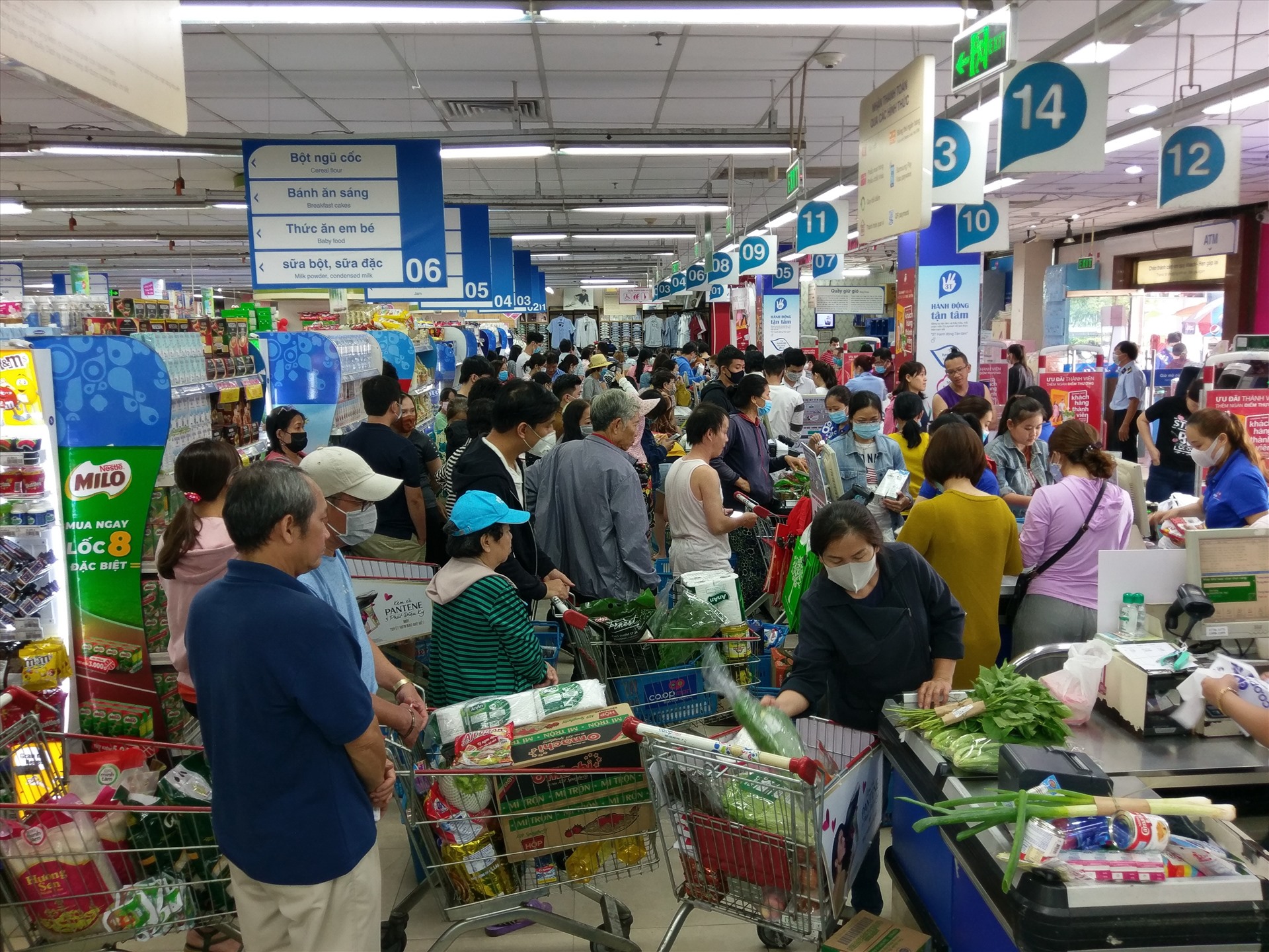 Hàng dài người xếp hàng tính tiền ở các siêu thị vào cuối tuần. Sở Công thương TPHCM kêu gọi người dân không nên tích trữ hàng hóa trong thời điểm hiện nay, gây tâm lý hoang mang, xáo trộn thị trường.