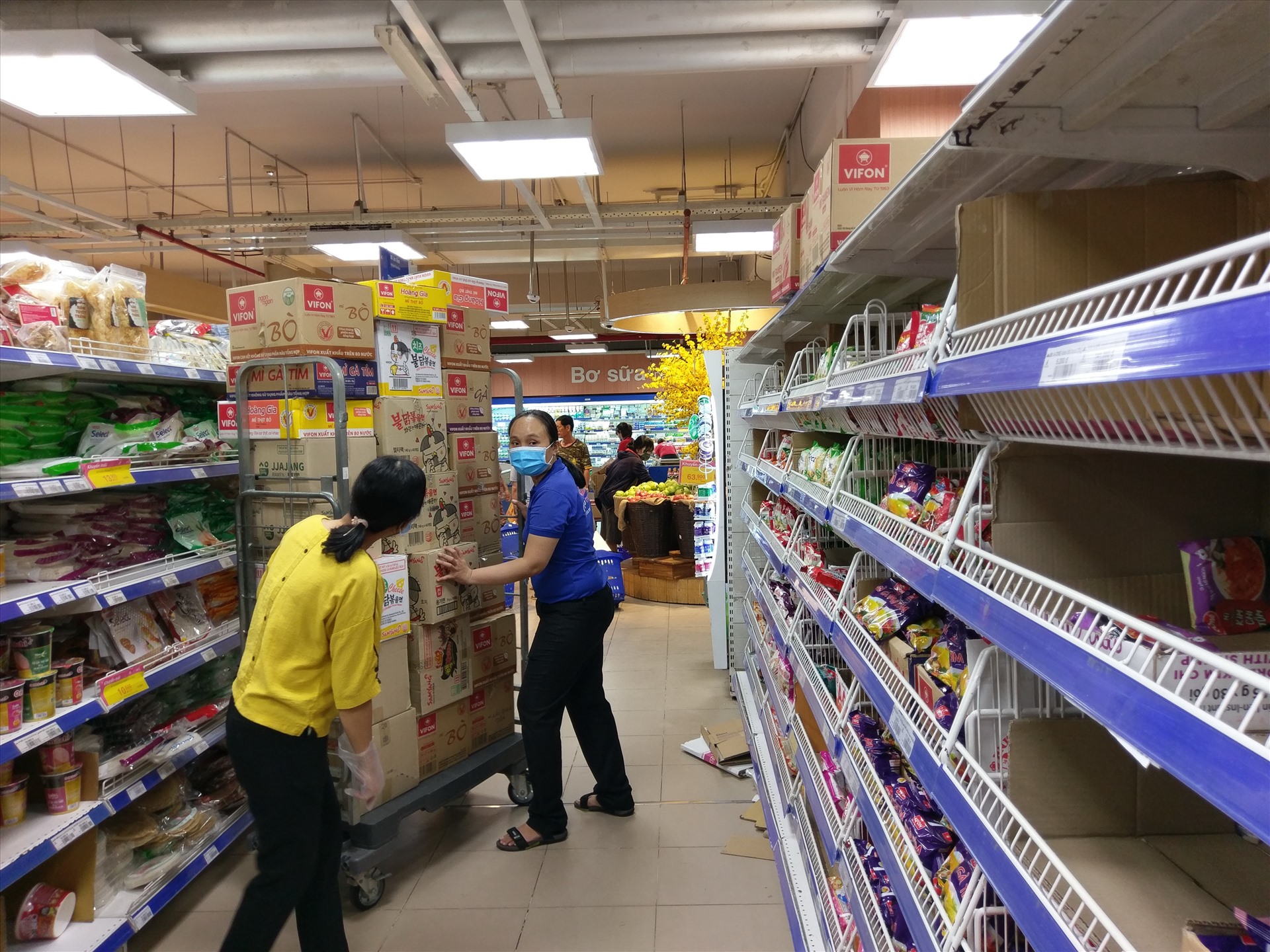 Ghị nhận tài một siêu thị trên đường Phan Xích Long (quận Phú Nhuận), do người dân mua sắp đông nên có thời điểm các quầy kệ trống. Tuy nhiên, nhân viên cnhanh đưa hàng hóa lên kệ để khách hàng thoải mái mua sắm.