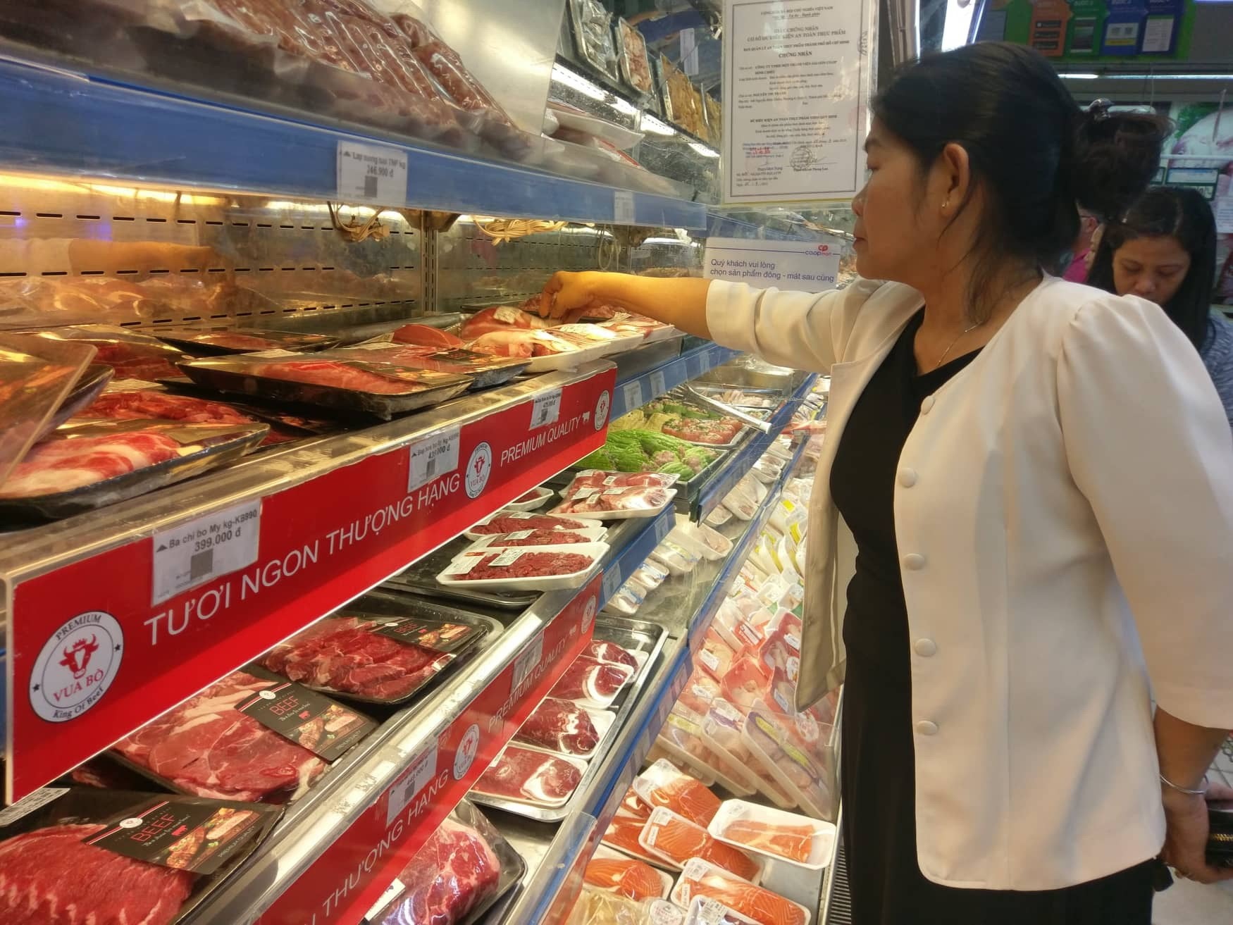 Đại diện Công ty cổ phần Việt Nam Kỹ nghệ súc sản (Vissan) nhấn mạnh, hiện mặt hàng thịt heo cung ứng ra thị trường không có dấu hiệu sụt giảm. Đối với sản phẩm thực phẩm chế biến, các doanh nghiệp đều khẳng định sản lượng đảm bảo đủ cung ứng đến hết quý 2/2020 và đảm bảo không tăng giá.  Hiện nguồn hàng thực phẩm chế biến tại Vissan chiếm 1/2 tỷ trọng sản xuất của công ty, nguyên liệu dự trữ cho sản xuất đủ dùng đến tháng 3.2021, do đó giá thành sản phẩm sẽ luôn được đảm bảo.