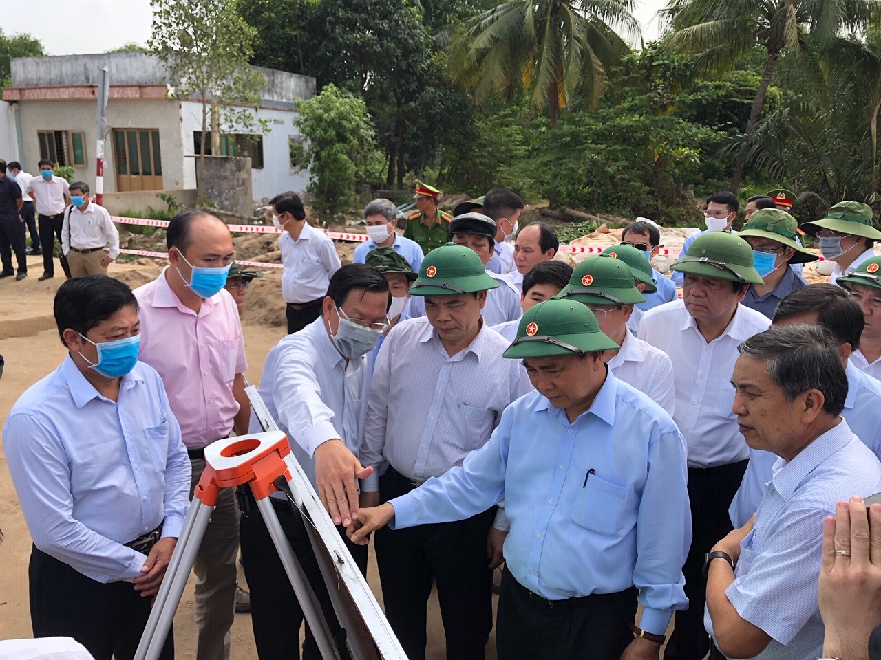 Thủ tướng Nguyễn Xuân Phúc khảo sát tình hình ứng phó hạn hán, xâm nhập mặn của tỉnh Bến Tre. Ảnh: CTV