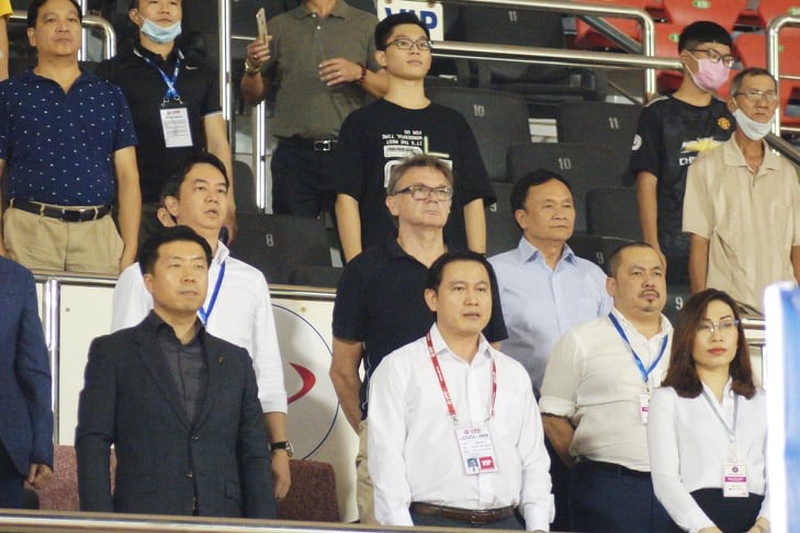 Có mặt ở khu VIP để xem trận Sài Gòn vs SLNA còn có ông Philippe Troussier - cựu huấn luyện tuyển Nhật Bản và đang dẫn dắt đội U19 Việt Nam. Ảnh: Đăng Văn.