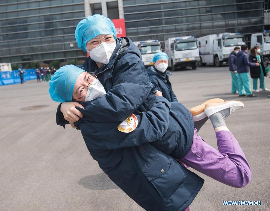Nhân viên y tế mừng ngày đóng cửa bệnh viện dã chiến ở Vũ Hán (Hồ Bắc, Trung Quốc) vào ngày 8.3. Ảnh: Xinhua.