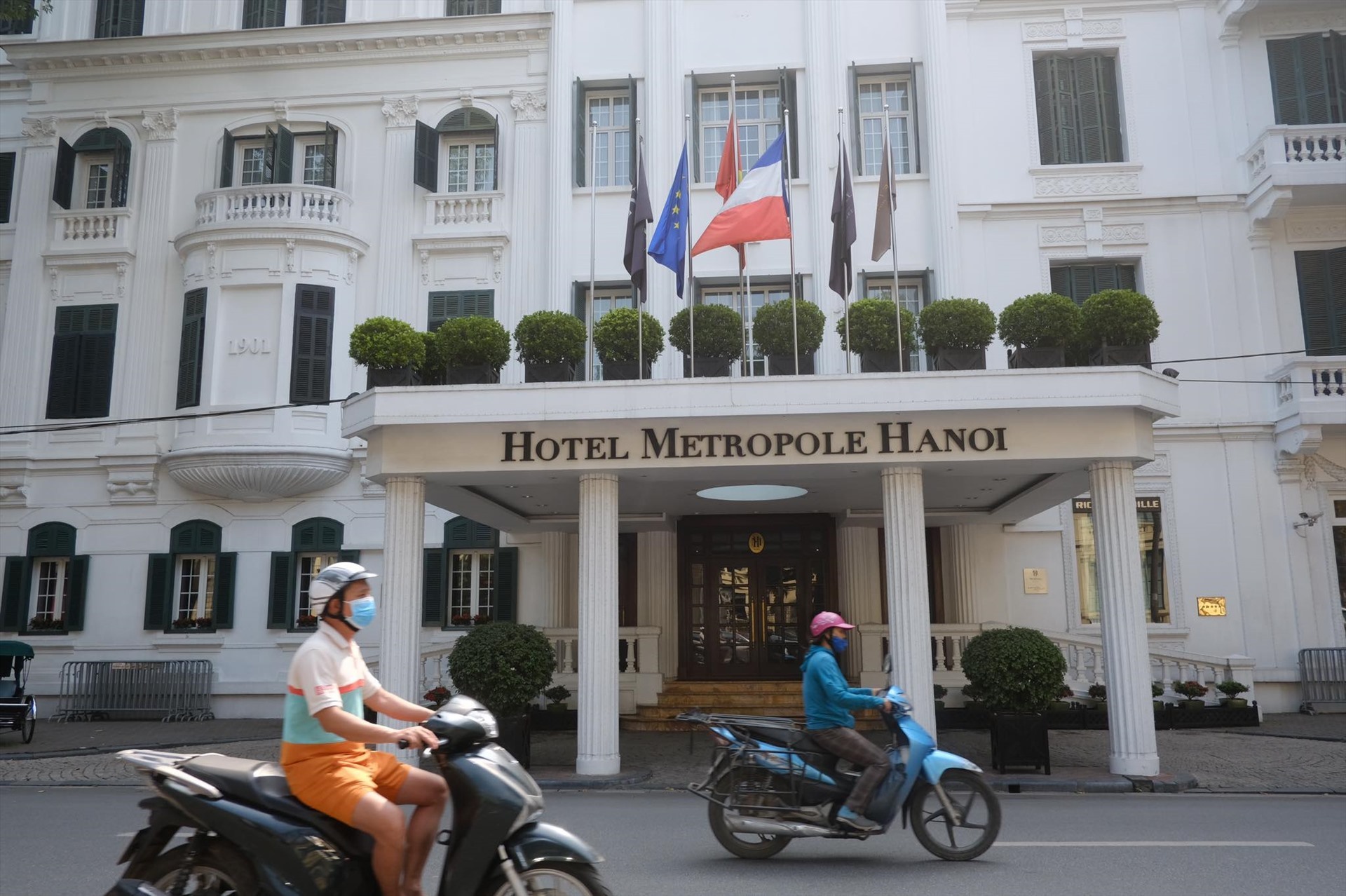 Khách sạn Metropole tạm dừng hoạt động để xác minh 2 du khách nước ngoài nhiễm SARS-CoV-2 từng lưu trú.