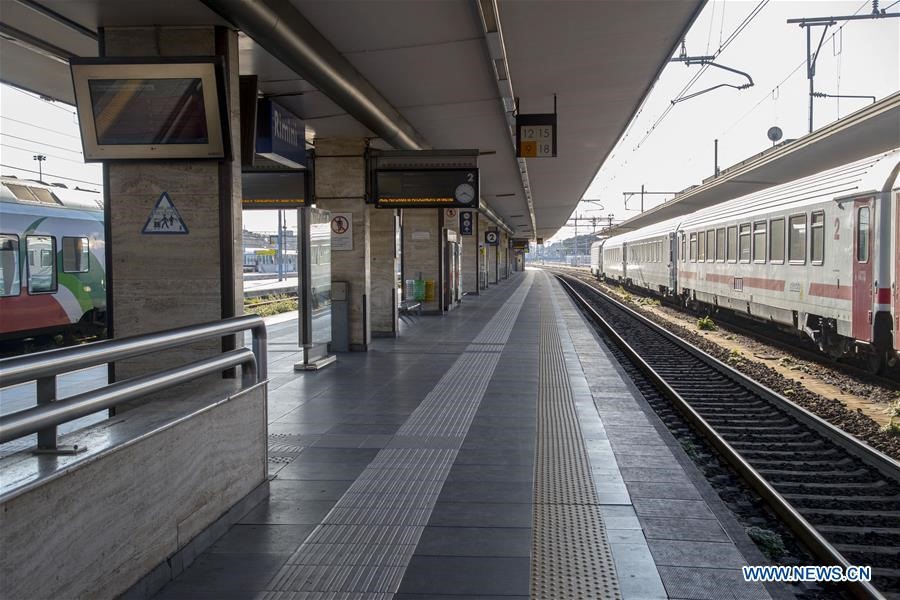 Ga xe lửa ở thành phố Rimini (Italia) không còn một bóng người đi tàu hồi ngày 8.3. Ảnh: Xinhua.