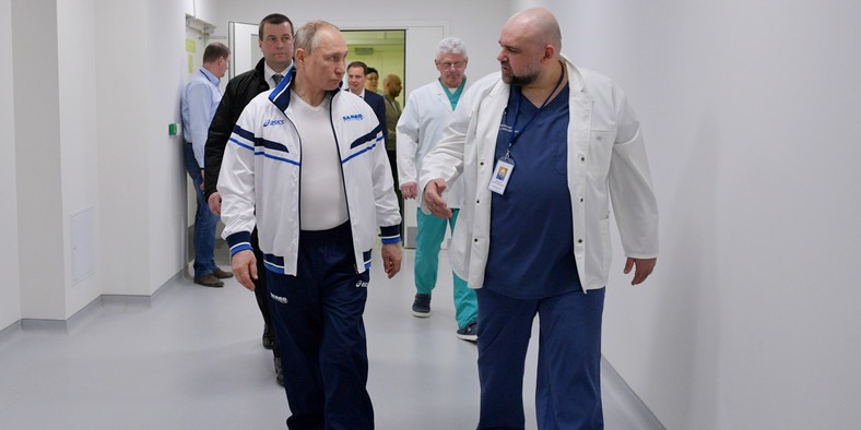 Tổng thống Vladimir Putin và bác sĩ Denis Protsenko trong chuyến tham quan bệnh viện điều trị bệnh nhân COVID-19 hồi tuần trước. Ảnh: Sputnik.