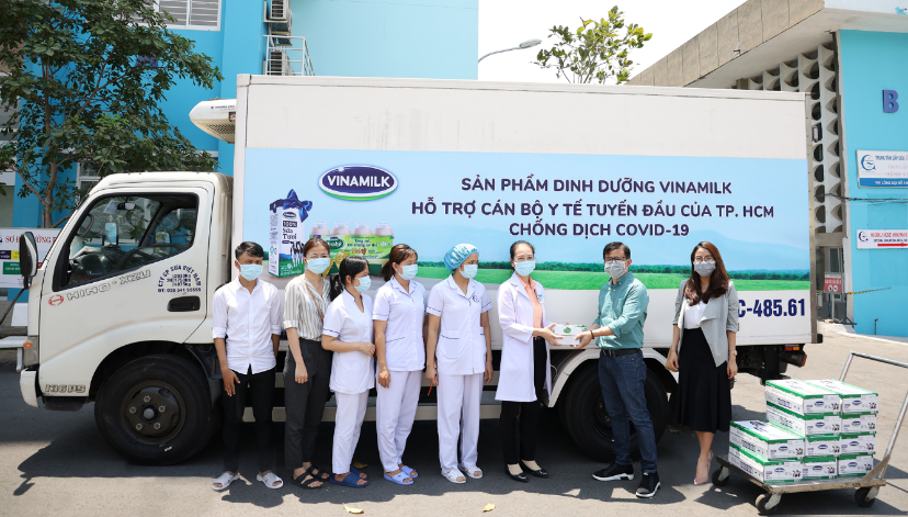 Trước đó, Vinamilk cũng trao tặng các sản phẩm dinh dưỡng cho cán bộ y tế tuyến đầu tại các bệnh viện, khu cách ly, bệnh viện dã chiến tại Tp.HCM.