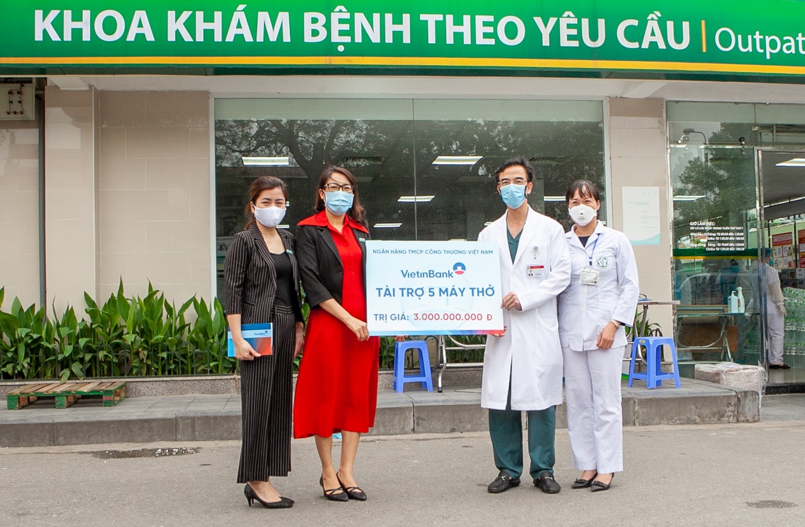 VietinBank trao tặng 5 máy thở đặc biệt với tổng trị giá 3 tỷ đồng cho Bệnh viện Bạch Mai.